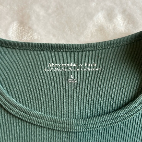 Abercrombie Classic Green Women's Top Neutral color Sz L - Picture 3 of 6